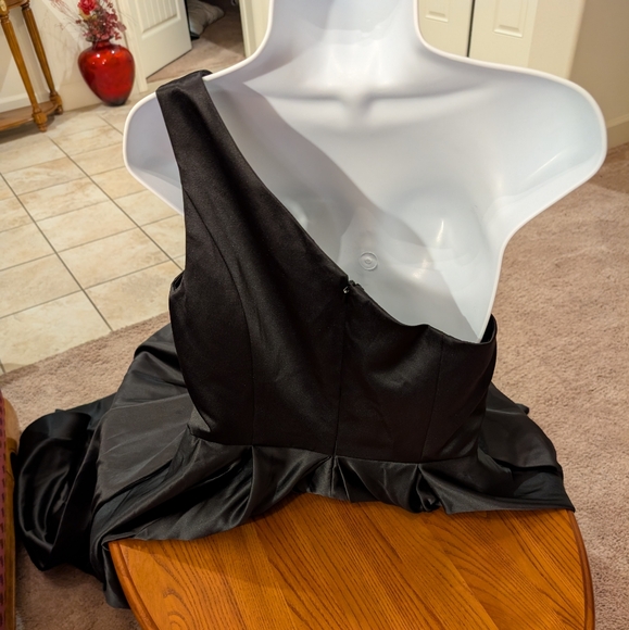 Hebeos Black One-Shoulder Floor Length Gown, Size M - NEW - Picture 8 of 14